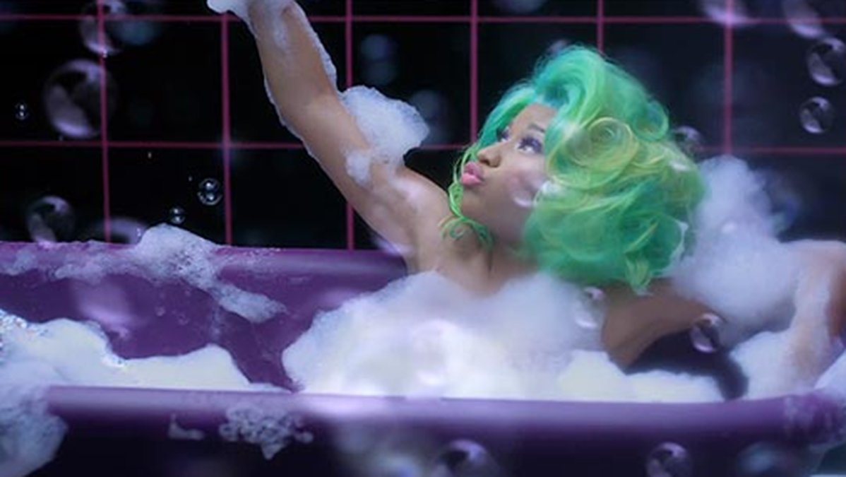 Nicki Minaj i videon till I am your leader.